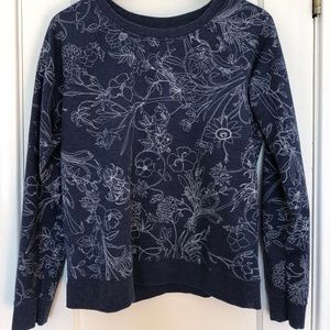 Blue sweatshirt with flower outlines
